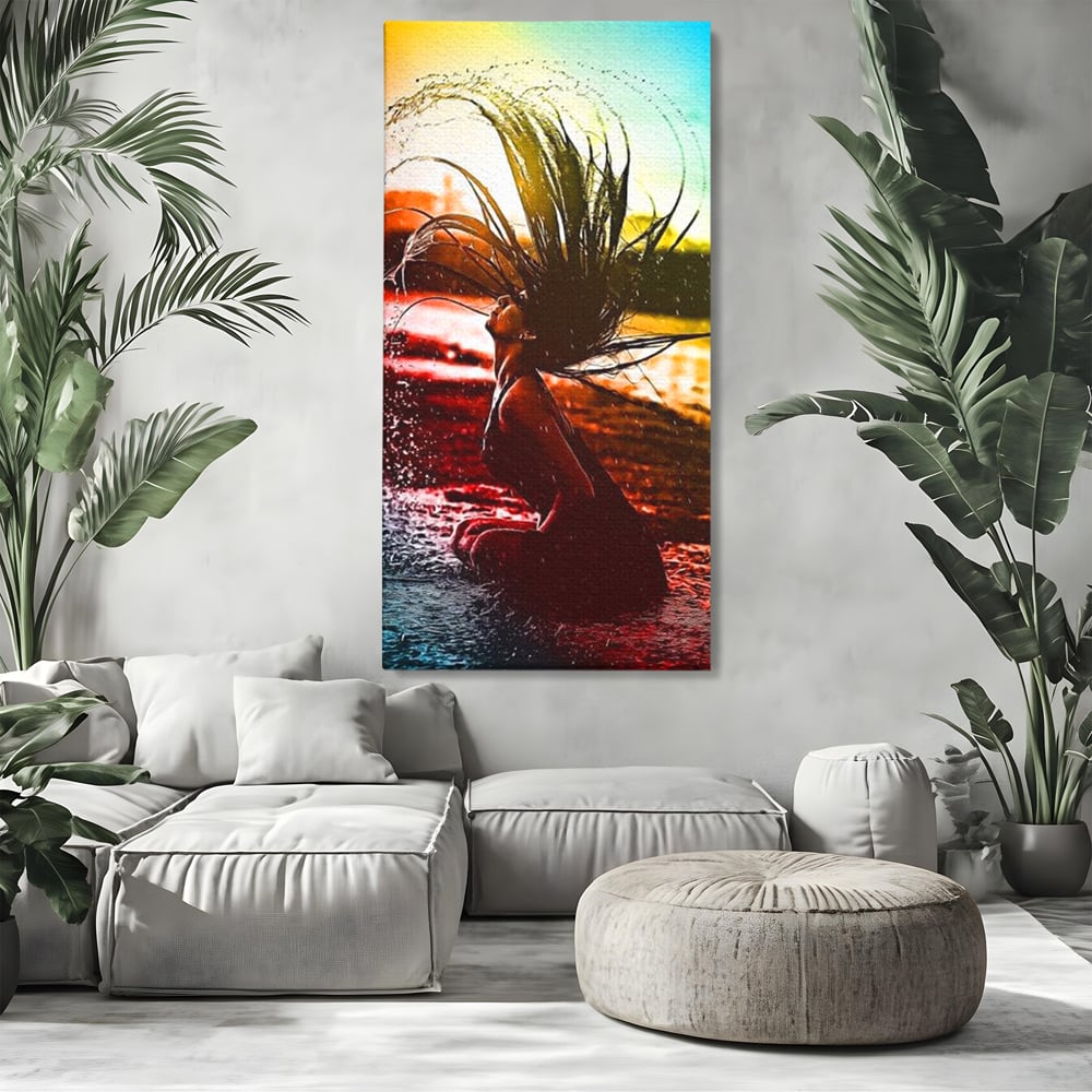 Tablou canvas cu tablou canvas cu femeie si stropi de apa, fara rama, pe sasiu de lemn, pe perete intr-un living